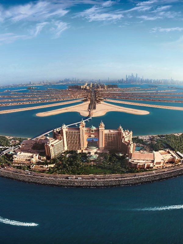 Dubai-Hotel-Atlantis-Palm-Jumeirah-island-overlooking-the-Arabian-Gulf-HD-Wallpaper-2560x1600